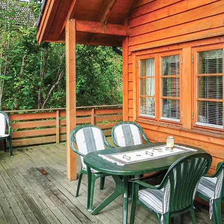 3 Bedroom Nice In Varaldsoy Semesterbostad